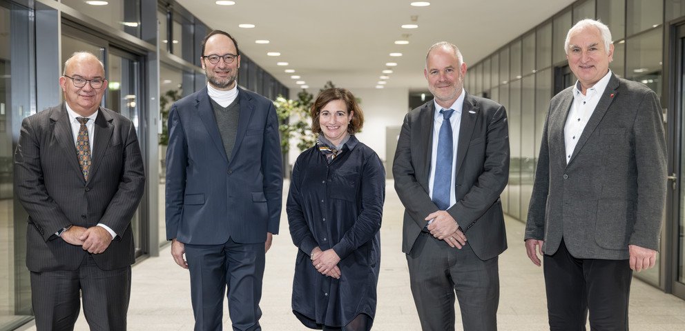 v. l. n. r.: Prof. Dr. Klaus Beckmann, Vorsitzender des Universit&auml;tsrats, mit Prof. Dr. Harald Kosch, Prof. Dr. Bettina Noltenius, Prof. Dr. Maximilian Sailer und Pr&auml;sident Prof. Dr. Ulrich Bartosch; Foto: Universit&auml;t Passau