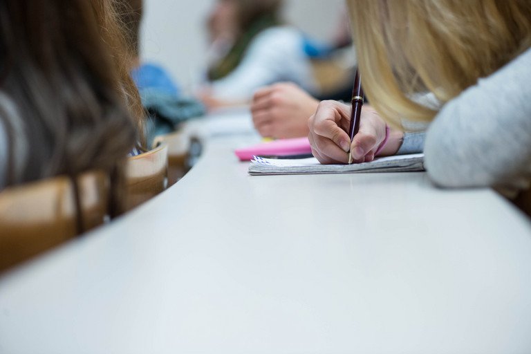 Student der Prfung schreibt