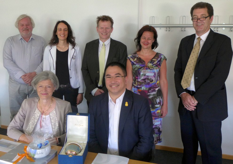 Deputy Consul General Kamrob Palawatwichai and University President Carola Jungwirth (pictured standing, right to left) with Vice President J&ouml;rg Fedtke, Professor Ursula Reutner, Dr Michael de Jong, Vice President Daniela Wawra and Professor R&uuml;diger Korff. (Photograph: University of Passau)