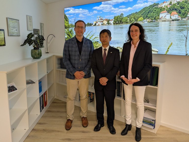 Generalkonsul Kenichi Bessho mit Pr&auml;sident Jan Henrik Schumann und Vizepr&auml;sidentin Daniela Wawra; Foto: Universit&auml;t Passau