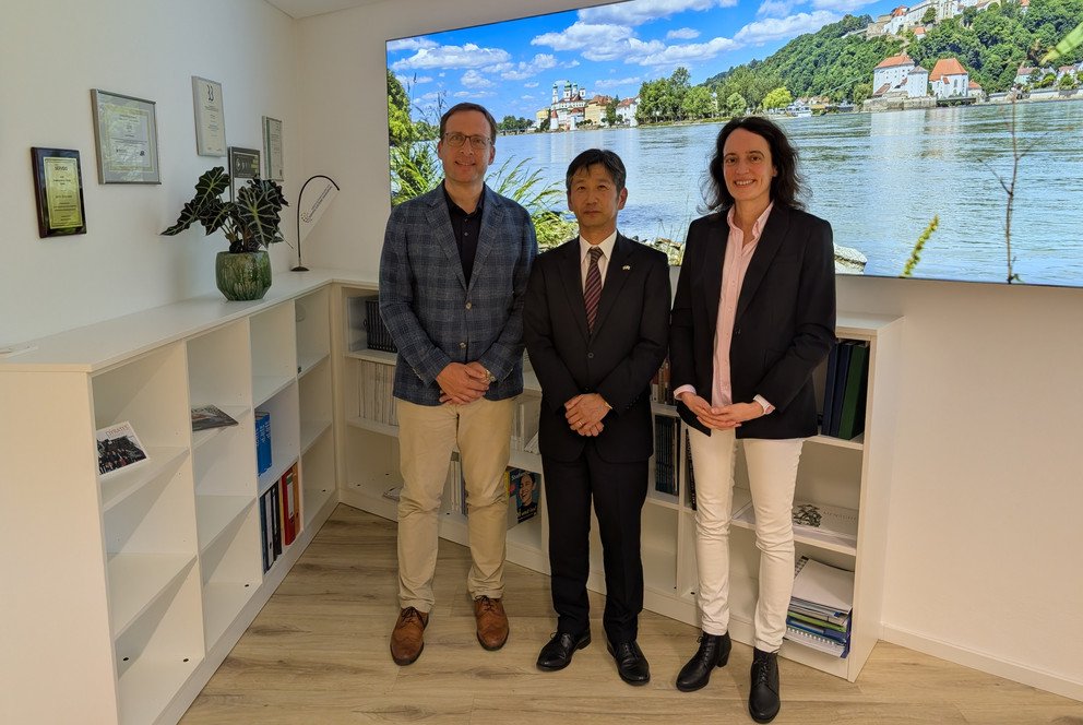 Generalkonsul Kenichi Bessho mit Pr&auml;sident Jan Henrik Schumann und Vizepr&auml;sidentin Daniela Wawra; Foto: Universit&auml;t Passau