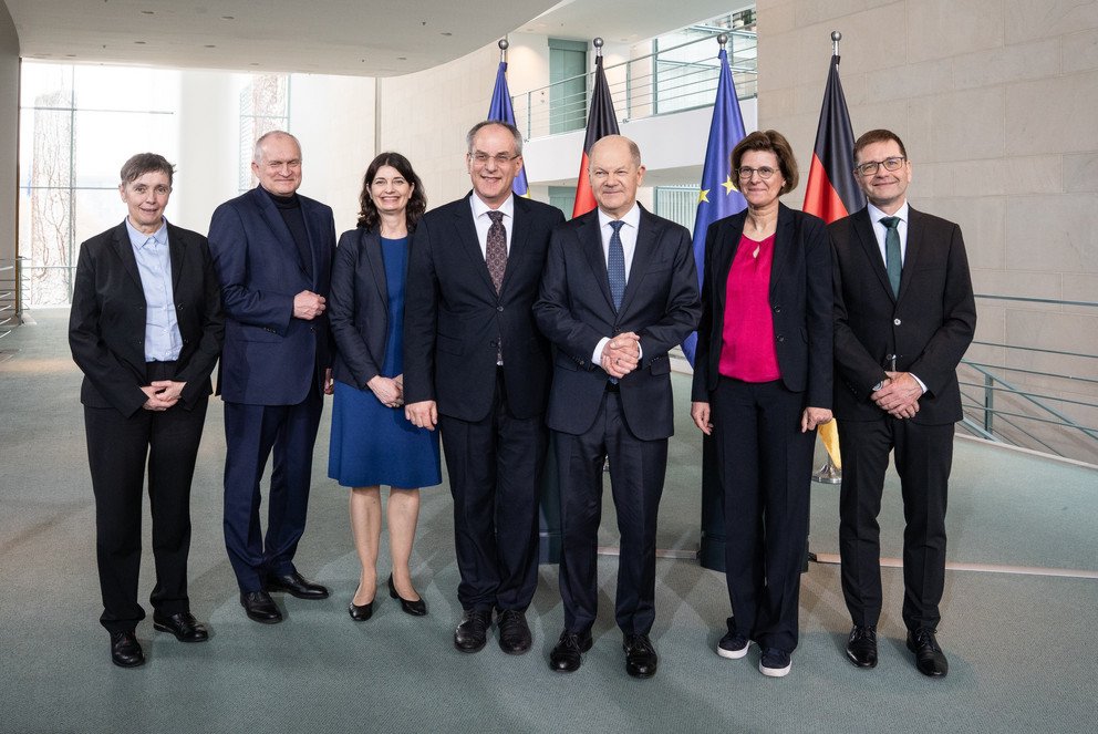 Die EFI hat ihr Jahresgutachten 2025 an den Bundeskanzler Olaf Scholz &uuml;berreicht: (v. l.) Friederike Welter, Christoph M. Schmidt, Carolin H&auml;ussler, Uwe Cantner, Olaf Scholz, Irene Bertschek, Guido B&uuml;nstorf, Foto: Linda K&ouml;hler-Sandring