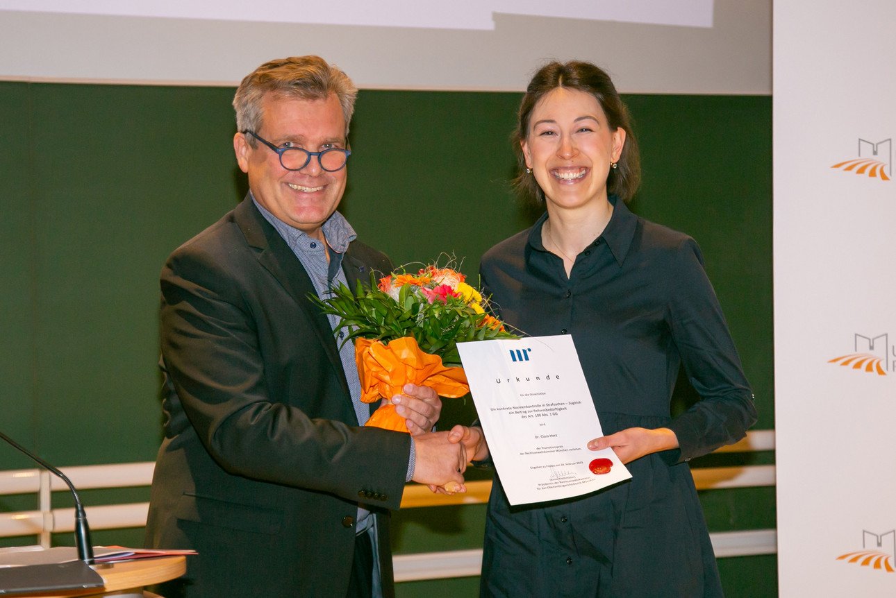 von links: Dr. Thomas Kuhn, Vizepr&auml;sident der Rechtsanwaltskammer und Dr. Clara Herz 