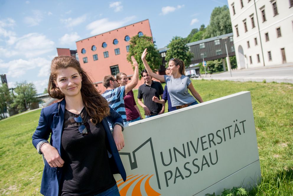 Students on the campus of the University of Passau. The photo was taken prior to the covid-19 pandemic. (Photo credit: Weichselbaumer)