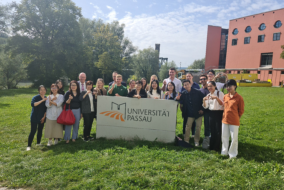 Bildhinweis: Teilnehmerinnen und Teilnehmer der Deutsch-Vietnamesischen Summer School 2023 in Passau, Foto: Lena Nerb/Universität Passau