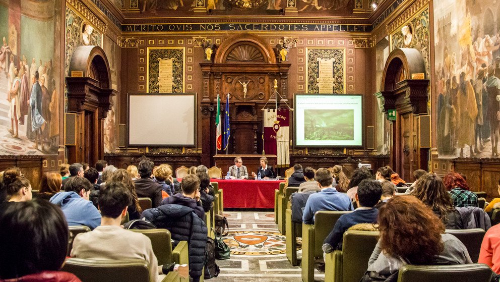 Bildhinweis: Projektleiterin Prof. Dr. Ulrike M&uuml;&szlig;ig hielt eine Gastvorlesung in der altehrw&uuml;rdigen Aula Magna der Universit&auml;t Macerata. Foto: Stefan Schmuck
