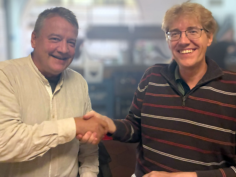 Der Studiendekan, Prof. Dr. Michael Beurskens, gratuliert dem Programmdirektor, Andrew Otto