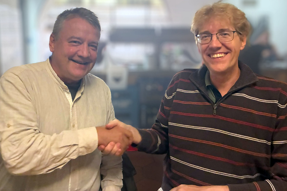 Der Studiendekan, Prof. Dr. Michael Beurskens, gratuliert dem Programmdirektor, Andrew Otto