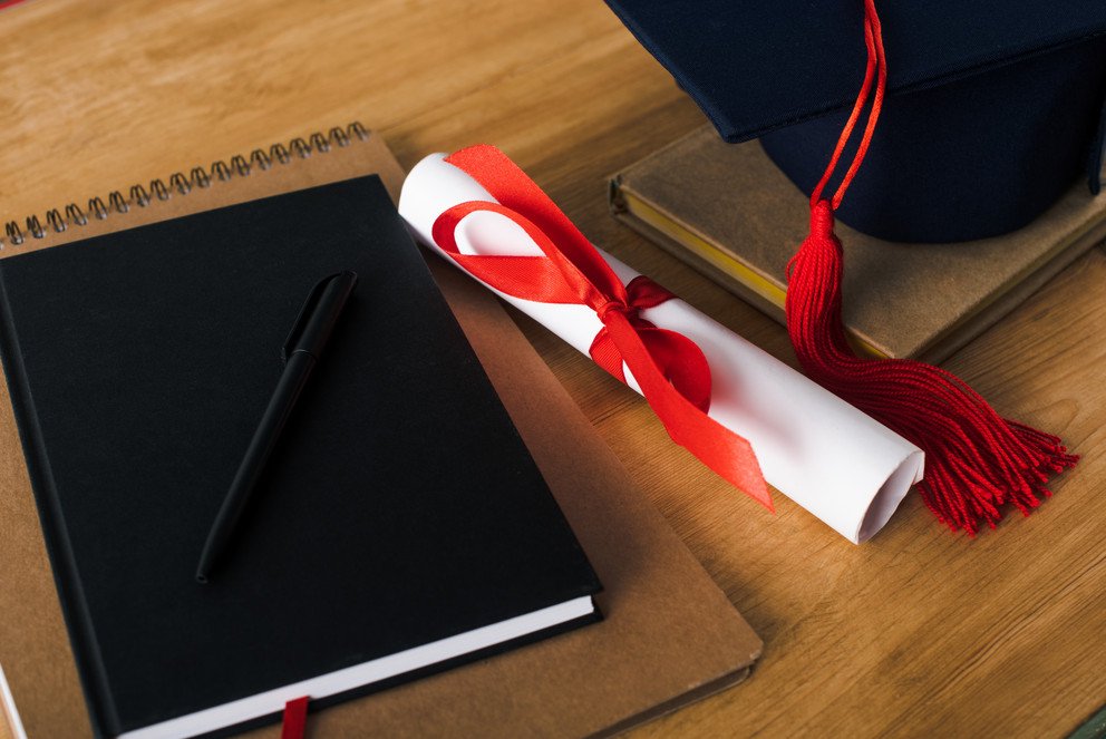 Diplomarbeit auf Tisch 