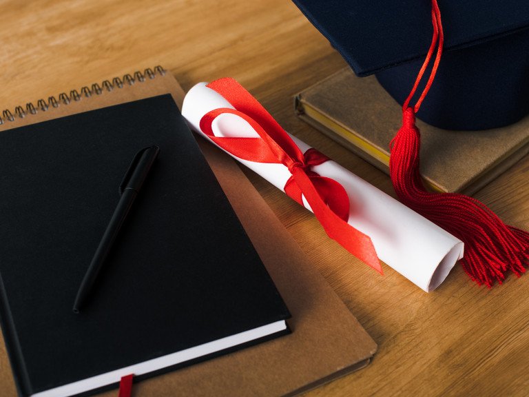 Diplomarbeit auf Tisch 