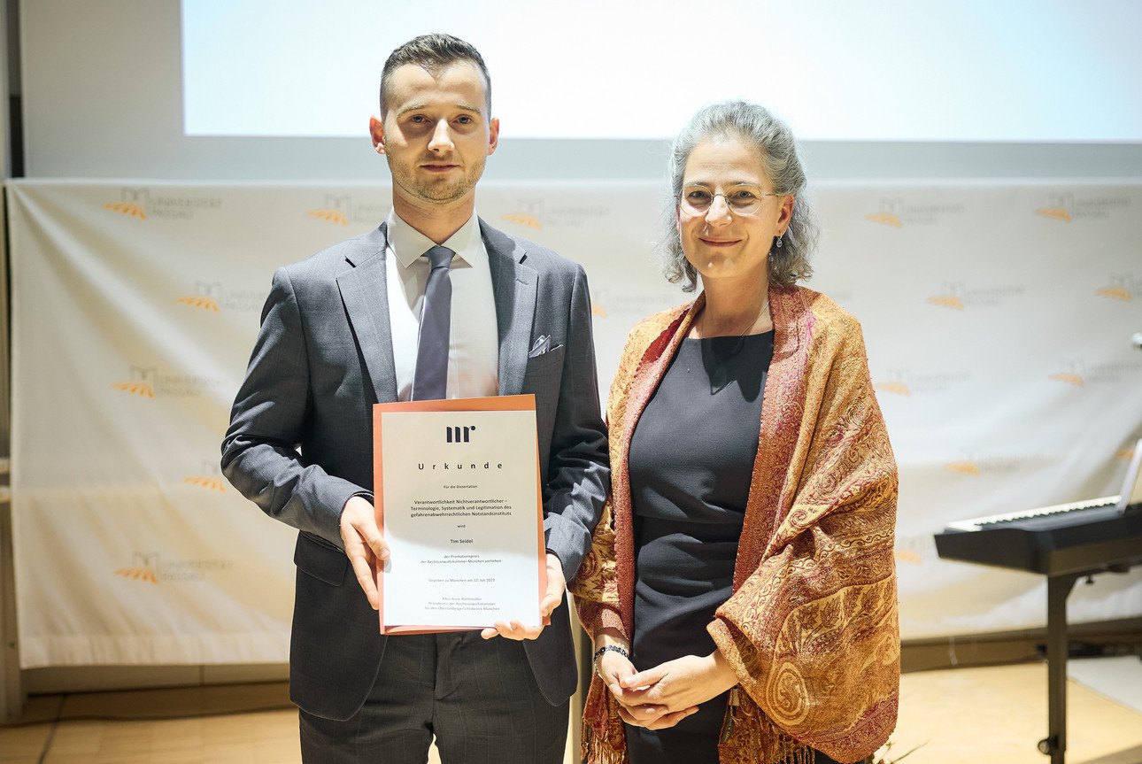 Pr&auml;sidentin Anne Riethm&uuml;ller und Preistr&auml;ger des Promotionspreises der Rechtsanwaltskammer M&uuml;nchen Dr. Tim Seidel 