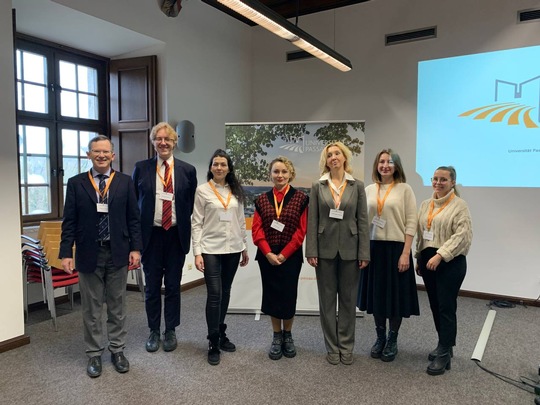 (v.l.) Prof. Dr. Meinhard Schröder, Prof. Dr. Michael Beurskens (beide Universität Passau), Prof. Dr. Anna Shtefan (Scientific-Research Institute of Intellectual Property, Kyiv, Ukraine), Prof. Dr. Oksana Kiriiak (Yuriy Fedkovych Chernivtsi National University, Ukraine), Prof. Dr. Nadia Maksimentseva (Taras Shevchenko National University of Kyiv, Ukraine), Prof. Dr. Natalia Filatova-Bilous (Yaroslav Mudryi National Law University, Ukraine), Katrin Biermeier (Universität Passau); Foto: Universität Passau