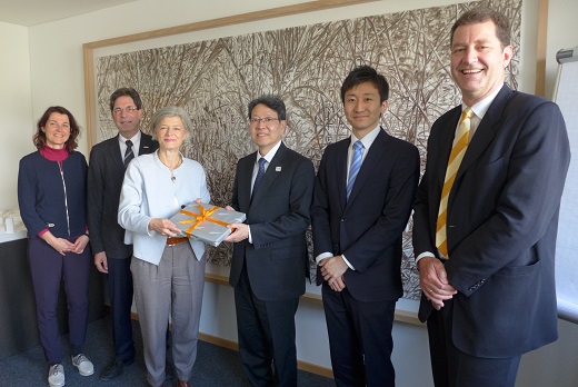 Gruppenfoto mit Pr&auml;sidentin Prof. Dr. Carola Jungwirth, Generalkonsul Tetsuya Kimura, Vizekonsul Takafumi Iida, Vizepr&auml;sident Prof. Dr. J&ouml;rg Fedtke, Dekan Prof. Christian Lengauer und Barbara Zacharias.