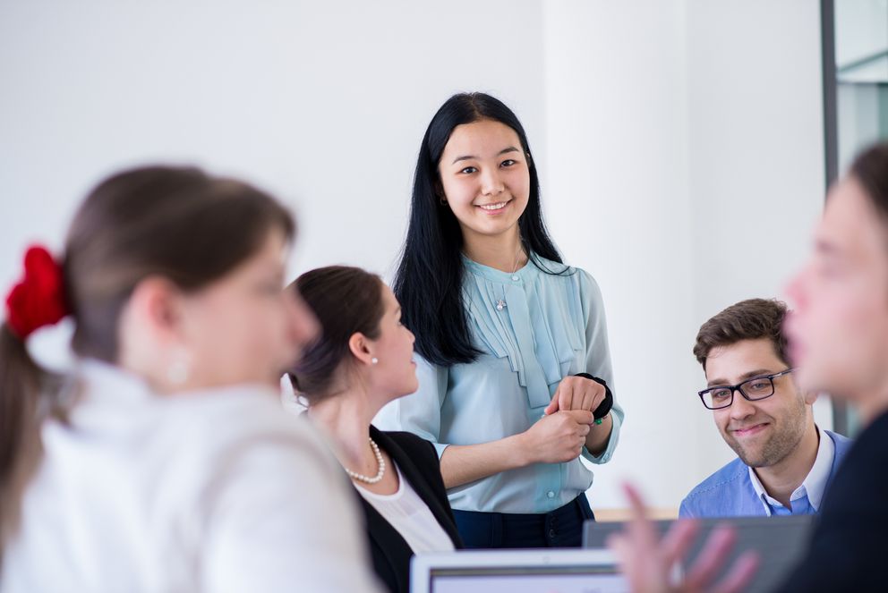 Bildhinweise: Internationale Studierende der Universität Passau sollen vom Studium bis zum Berufseintritt künftig noch besser begleitet und insbesondere auf den regionalen Arbeitsmarkt vorbereitet werden. Foto: Universität Passau