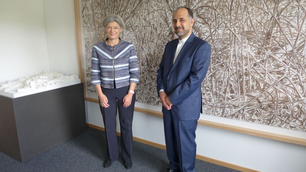 Das Bild zeigt Präsidentin Prof. Dr. Carola Jungwirth und Generalkonsul Abdollah Nekounam Ghadiri. Foto: Universität Passau