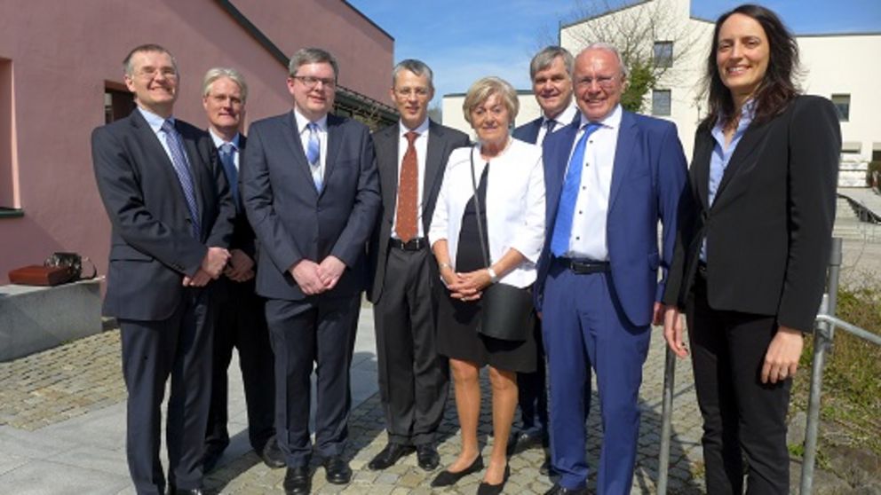 Gruppenfoto mit Prof. Dr. Sebastian Müller-Franken, Prof. Dr. Joachim Schmitt, Prof. Dr. Rainer Wernsmann, Dr. Friedrich Loschelder, Ursula Söhn, Prof. Dr. Bernd Heuermann, Prof. Dr. Hartmut Söhn, Prof. Dr. Daniela Wawra.