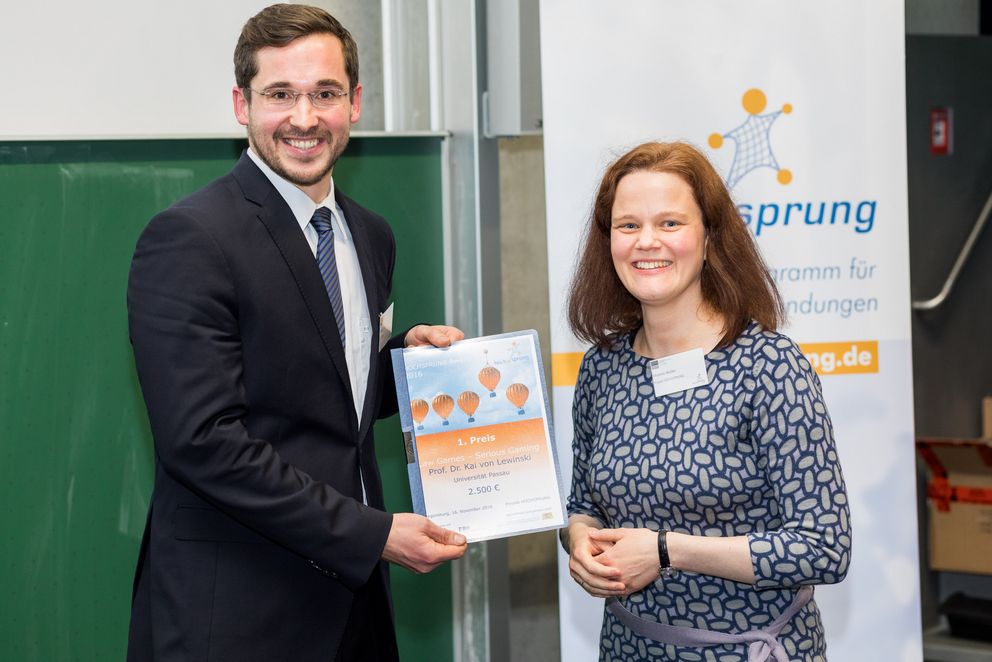 Dominic Habel, wissenschaftlicher Mitarbeiter am Lehrstuhl für Öffentliches Recht, Medien- und Informationsrecht an der Universität Passau, nahm den 1. Preis des Hochsprung-Awards von Melanie Waltke entgegen. Foto: HOCHSPRUNG