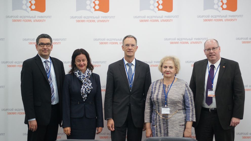 Vizepräsidentin Prof. Dr. Ursula Reutner (2.v.l.), Prof. Dr. Dennis Salomon (v.l.), Dekan Prof. Dr. Hans-Georg Dederer,  Direktorin des Juristischen Instituts des SibFU Prof. Dr. Irina Schischko und Prof. Dr. Robert Esser vertraten die Universität Passau bei den Jubiläumsfeierlichkeiten in Russland. Foto: Jaroslav Schijan