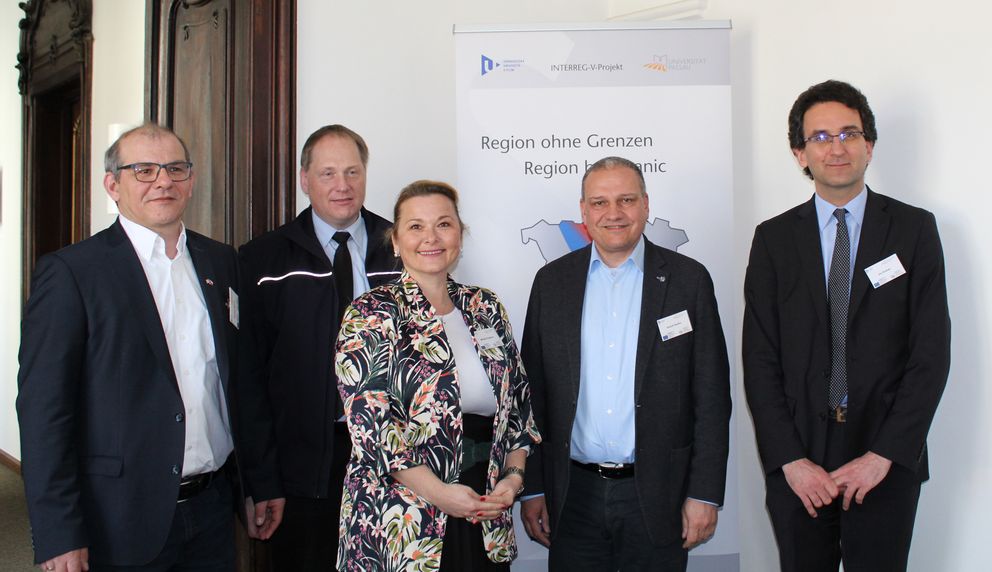 von links nach rechts: Manfred Maurer (BRK Landesgeschäftsstelle, Grenzüberschreitender Rettungsdienst), Michael Stahl (Feuerwehr Cham), doc. JUDr. Monika Forejtová, Ph.D. (Westböhmische Universität Pilsen), Rudolf Stadler, EKHK (Gemeinsames Zentrum der deutsch-tschechischen Polizei- und Zollzusammenarbeit Petrovice-Schwandorf), Prof. Dr. Urs Kramer (Universität Passau)