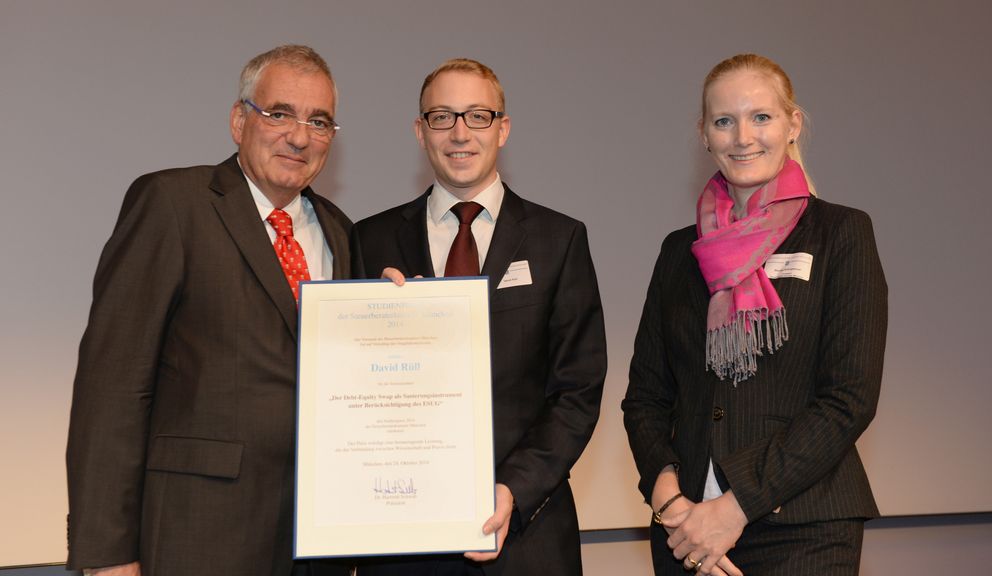 Dr. Hartmut Schwab und Benita Königbauer gratulieren dem Studienpreisträger David Rüll.