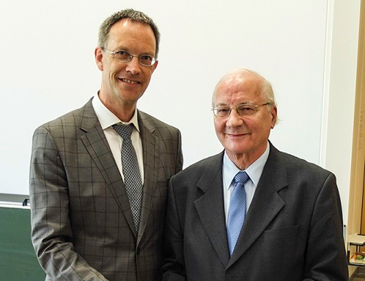 Bildhinweis: Prof. Dr. Hans-Georg Dederer und Prof. Dr. Walter Zimmermann bei der Urkundenübergabe. Foto: Andrew Otto